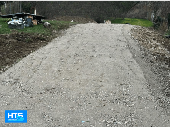 Fertig planierte und geschotterte Zufahrtsstraße nach Erdbewegungsarbeiten durch HTS Erdbewegung. Verdichteter Unterbau, Schotterfläche, Wegbau, Zufahrt herstellen und Geländeausgleich im Raum Wiener Neustadt.