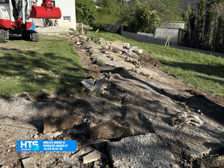 Bestehende Betonflächen und alte Unterbauten im Garten vor dem Abtrag und dem anschließenden Poolaushub durch HTS Erdbewegung.