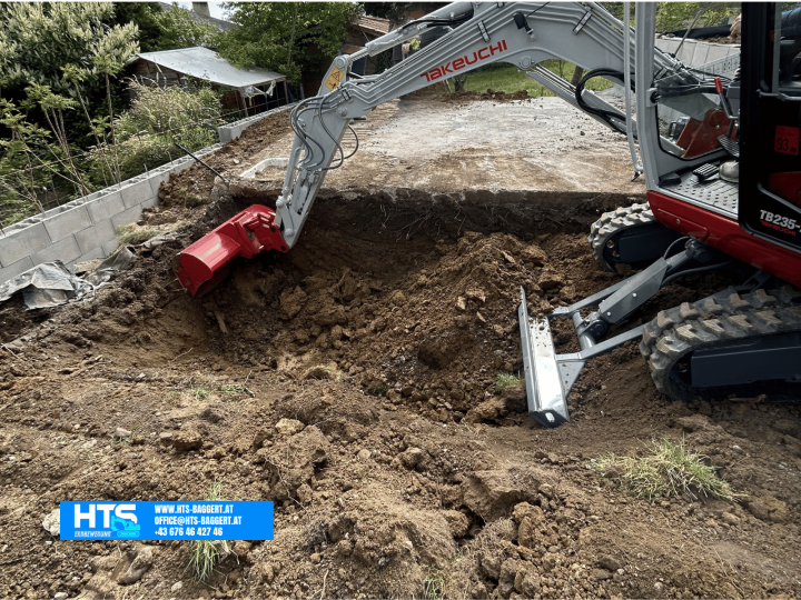 Takeuchi Minibagger beim großflächigen Bodenaushub für einen Pool im Privatgarten mit präzisem Geländeabtrag durch HTS Erdbewegung.