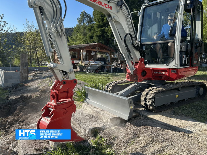 Takeuchi Minibagger bei den vorbereitenden Erdarbeiten für einen Poolaushub im Privatgarten durch HTS Erdbewegung.