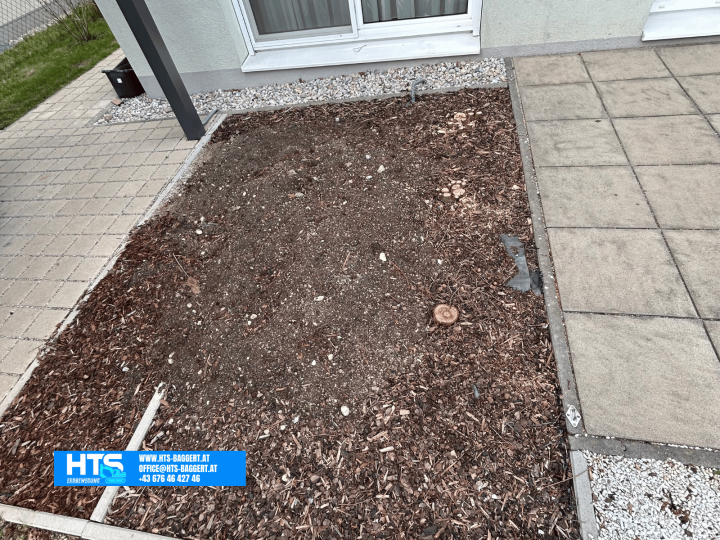 Fläche vor dem 30 cm tiefen Aushub zur Vorbereitung des Unterbaus für eine neue Terrasse.