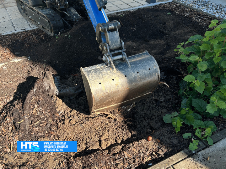 Minibagger beim rund 30 cm tiefen Abgraben der Fläche als Vorbereitung für den späteren Terrassenunterbau.