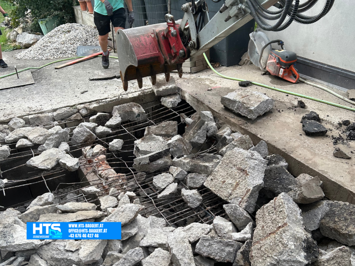 Bestehender Schacht mit massiven Betonbauteilen und freigelegter Bewehrung während der Arbeiten zur Schaffung des benötigten Arbeitsbereichs.