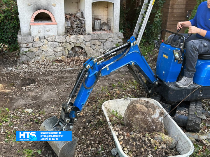 Schotterfläche abtragen und Künette für Thujen herstellen.
