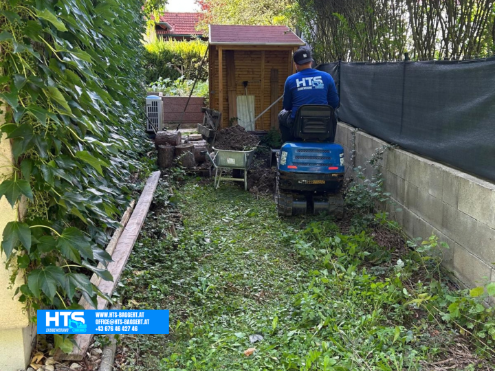 Schotterfläche abtragen und Künette für Thujen herstellen.
