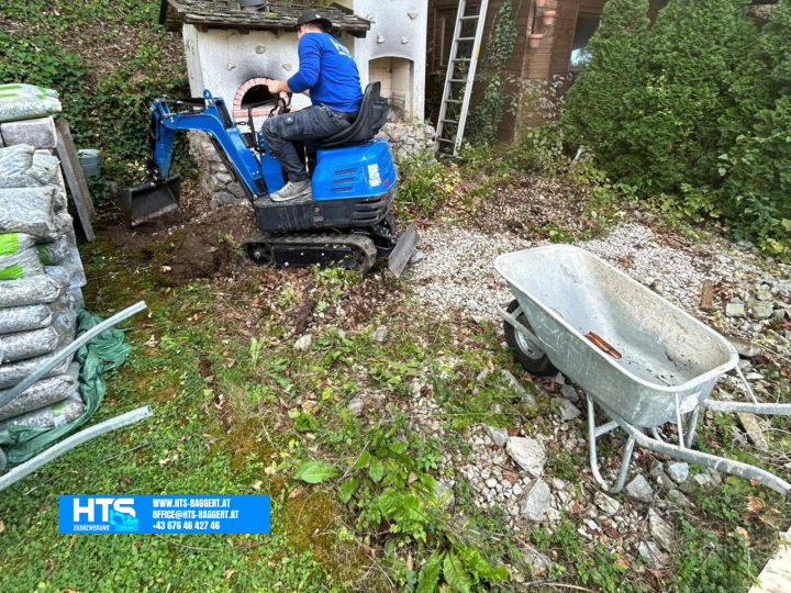 Schotterfläche abtragen und Künette für Thujen herstellen.