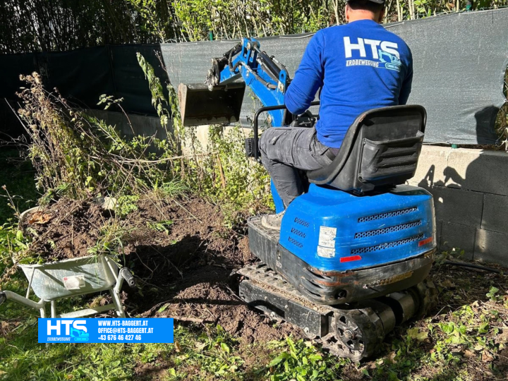 Schotterfläche abtragen und Künette für Thujen herstellen.