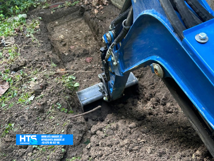 Schotterfläche abtragen und Künette für Thujen herstellen.