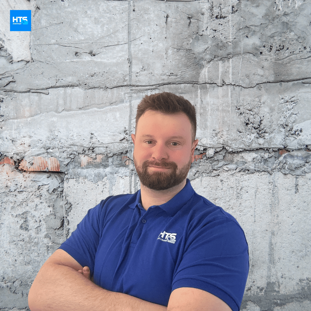 Phillip Salib, Mitgründer von HTS Erdbewegung. Experte für Erdbewegung, Baggerarbeiten, Aushub, Künetten, Geländeausgleich und Gartenprojekte. Fokus auf persönliche Beratung, digitale Projektplanung, transparente Fixpreis-Angebote und professionelle Erdarbeiten für Privatkunden in Wiener Neustadt, Markt Piesting und ganz Niederösterreich.