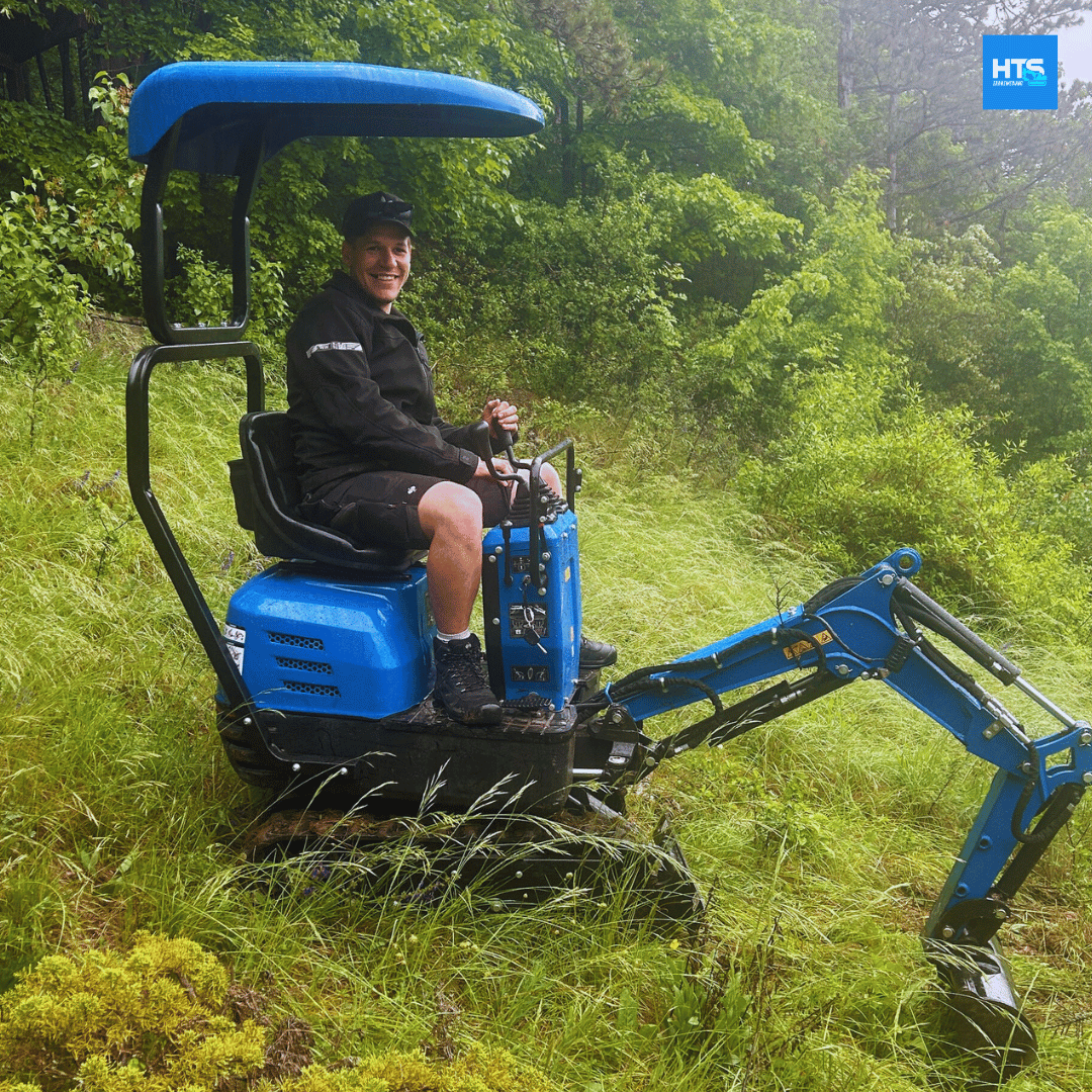 Florian Hauer, Geschäftsführer von HTS Erdbewegung, auf einem Minibagger bei Baggerarbeiten im Garten. Erdbewegung, Aushub, Geländeausgleich, Künetten, Garten- und Erdarbeiten, Minibaggerarbeiten, Gartenumgestaltung und Baggerdienst in Wiener Neustadt, Markt Piesting und Umgebung.